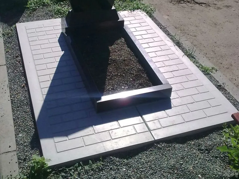 Установленный гранитный памятник с цветником и плиткой